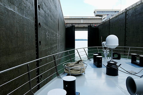 bloqueig, Enviament, aigua, riu, via fluvial, barrage, danub, històricament, vaixell, central elèctrica, aigua potable, arquitectura, cap gent, dia, estructura construïda, naturalesa, exterior de l'edifici, taula, absència, a l'aire lliure, menjar i beguda, seient, llum solar, barana, funció de construcció de parets, equipament per a la llar, ombra, cadira, cel, vidre, configuració, 5K, CC0, domini públic, lliure de regalies