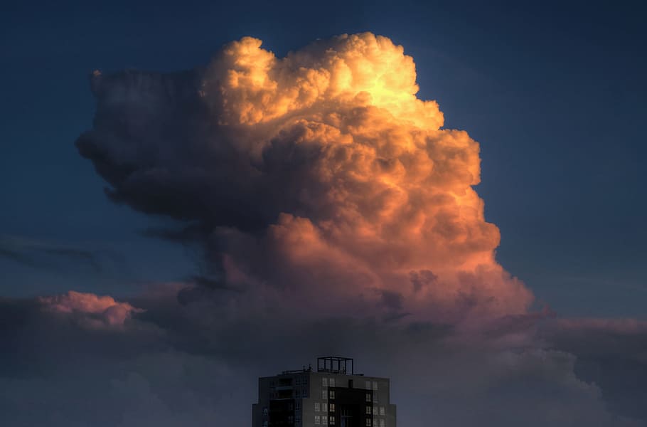 núvol, cel, torre, condomini, núvol - cel, exterior de l'edifici, arquitectura, estructura construïda, naturalesa, edifici, cap gent, bellesa a la natura, ciutat, posta de sol, medi ambient, a l'aire lliure, fum - estructura física, color taronja, indústria, cel dramàtic, vista d’angle baix, Pol · lució, escenics - natura, exterior d’edifici d’oficines, gratacels, 4K