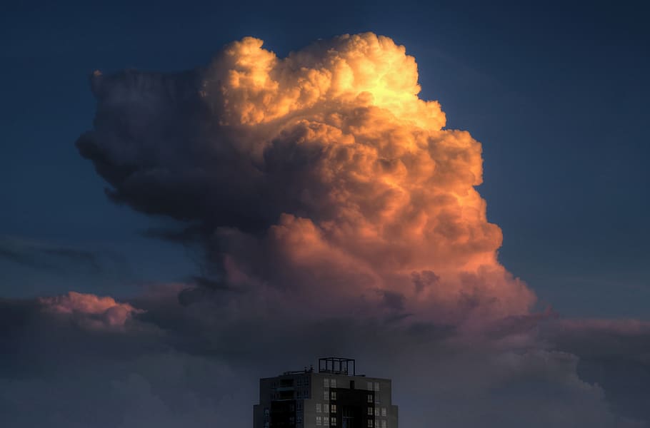 fotografia, núvol nimb, núvol, cel, núvol - cel, exterior de l'edifici, arquitectura, estructura construïda, naturalesa, edifici, cap gent, bellesa a la natura, ciutat, posta de sol, medi ambient, a l'aire lliure, fum - estructura física, color taronja, indústria, cel dramàtic, vista d’angle baix, Pol · lució, escenics - natura, exterior d’edifici d’oficines, gratacels, 4K