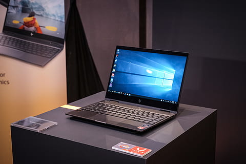 PC, electrònica, ordinador, portàtil, teclat, teclat d’ordinador, maquinari de l'ordinador, maquinari, pantalla, pantalla lcd, monitor, humà, persona, hp, hp pc, Windows 10, amd laptop, hp laptop, mobles, tecnologia, tecnologia sense fils, taula, connexió, comunicació, a l'interior, equips informàtics, monitor d’ordinador, cap gent, escriptori, negocis, PC d'escriptori, Internet, xarxa d’ordinadors, pantalla del dispositiu, comunicacions globals, 5K, CC0, domini públic, lliure de regalies