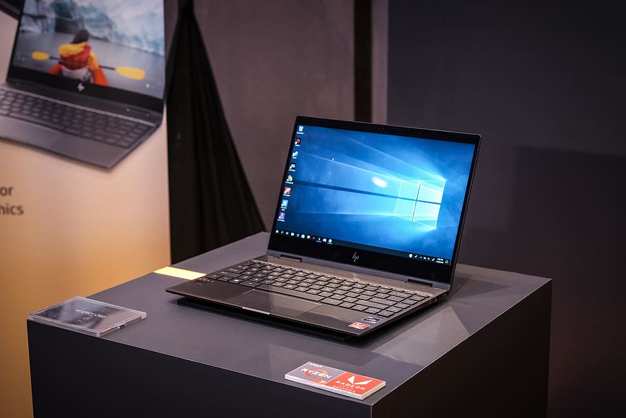 PC, electrònica, ordinador, portàtil, teclat, teclat d’ordinador, maquinari de l'ordinador, maquinari, pantalla, pantalla lcd, monitor, humà, persona, hp, hp pc, Windows 10, amd laptop, hp laptop, mobles, tecnologia, tecnologia sense fils, taula, connexió, comunicació, a l'interior, equips informàtics, monitor d’ordinador, cap gent, escriptori, negocis, PC d'escriptori, Internet, xarxa d’ordinadors, pantalla del dispositiu, comunicacions globals, 5K