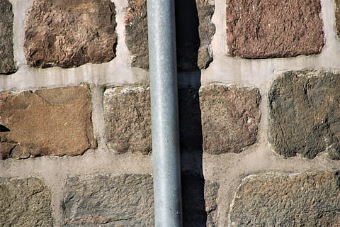 vegg, murstein, sti, gangvei, håndtak, gelender, stein, fortau, skifer, arkitektur, bygning, mønster, tekstur, byggedetaljer, rør, murvegg, steinvegg, klær, ingen folk, veggbyggingsfunksjon, dag, bygget struktur, fast, strukturert, bakgrunn, nærbilde, gammel, utendørs, rørledning, full ramme, forvitret, rør - rør, ujevn, 5K, CC0, offentlig domene, opphavsrett gratis