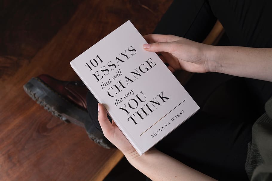 gent, paper, mà, llibre, lectura, dona, blanc, persona, celebració, femella, humà, taula, coneixement, assaigs, canvi, pensar, fusta, peu, mans, mantingui, exploració, autoajuda, creixement, mà humana, text, part del cos humà, una persona, guió occidental, persones reals, vista d’angle alt, comunicació, estils de vida, a l'interior, escriptura a mà, primer pla, activitat d'oci, persona irreconeixible, homes, escriure, missatge, dit, 8K