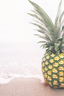 pinya, postres, aperitiu, fruita, suc, cultiu, platja, oceà, mar, sorra, onades, alimentació saludable, menjar, fruita tropical, menjar i beguda, benestar, cap gent, frescor, primer pla, color verd, natura morta, centrar-se en primer pla, naturalesa, sol objecte, terra, aigua, a l'aire lliure, madur, 5K, CC0, domini públic, lliure de regalies