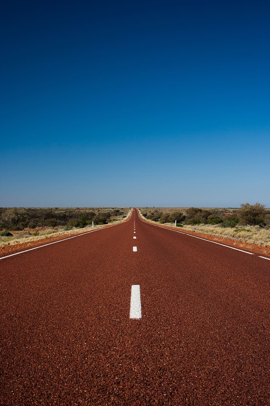 Austràlia, Outback, carretera, cel, blau, direcció, el camí a seguir, signe, cap gent, marcatge, naturalesa, dia, terra, cel clar, marcatge de carreteres, símbol, paisatge, còpia espai, tranquil·litat, transport, buit, escena tranquil·la, a l'aire lliure, línia divisòria, perspectiva decreixent, 4K
