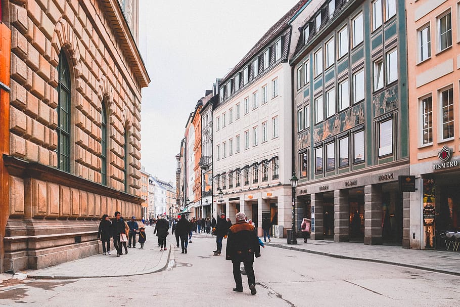 Alemanya, munich, mínim, edifici, edificis, architexture, paisatge urbà, perspectiva, línies, geometria, ciutat, resum, europa, buscant, arquitetura, vida de ciutat, composició, ciutats, casa, llums, arquitectura, exterior de l'edifici, estructura construïda, grup de persones, persones reals, caminar, homes, carrer, dia, dones, longitud completa, gent, naturalesa, adult, multitud, finestra, a l'aire lliure, 5K
