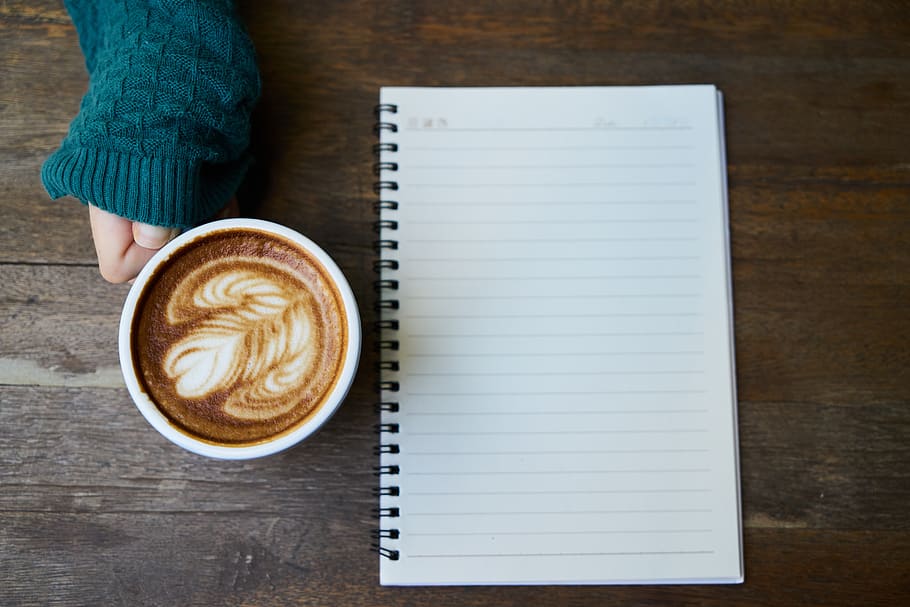 nero, nota di regole, accanto, bianca, tazza di caffè, sfondo, bevanda, vuoto, Marrone, caffeina, cappuccino, avvicinamento, caffè, tazza, bere, caffè espresso, cibo, caldo, latte macchiato, latte art, macro, Nota, taccuino, nutrizione, pagina, fotografia, leggere, struttura, vista dall'alto, Vintage ▾, svegliare, legna, di legno, lavoro, scrittura, caffè - bevanda, cibo e bevande, rinfresco, boccale, tavolo, una persona, bevanda spumosa, mano, in casa, direttamente sopra, parte del corpo umano, detenzione, mano umana, libro, bevanda calda, bloc notes, dito, vasellame, 5K