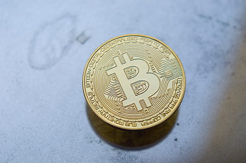 Bitcoin, cryptocurrency, BTC, valuta, jövő, pénz, fizetés, Krypto, pénzügy, érmék, üzleti, Arany, szerencse, ingatlan, kereskedés, érme, közelkép, geometriai forma, jólét, kör, arany színű, egyetlen objektum, nem ember, beruházás, megtakarítás, fedett, fém, magas szög kilátás, alak, közvetlenül fent, stúdió felvétel, reprezentáció, gazdaság, 4K, CC0, közkincs, jogdíjmentes