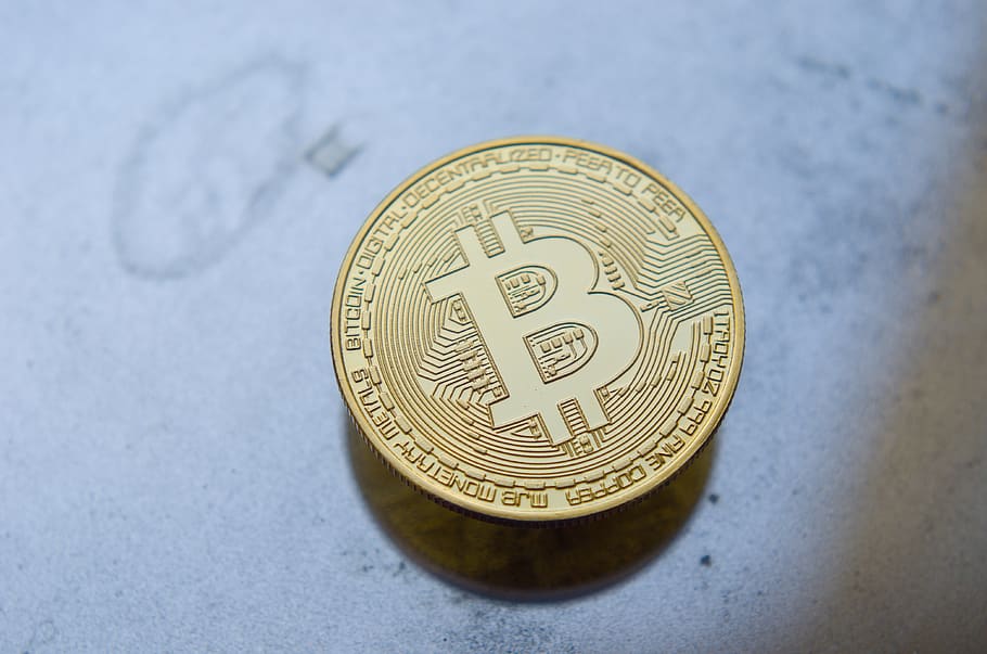 bitcoin, criptomontera, btc, moneda, futur, diners, pagament, krypto, Finances, monedes, negocis, or, fortuna, propietat, comerç, primer pla, forma geomètrica, riquesa, cercle, color daurat, sol objecte, cap gent, inversió, estalvis, a l'interior, metall, vista d’angle alt, forma, directament a sobre, tir de l'estudi, representació, economia, 4K