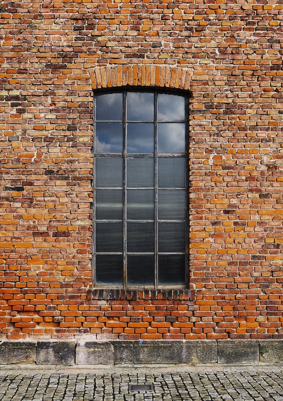 Wand, Backstein, Fenster, alt, historisch, die Architektur, hauswand, Fassade, altes Fenster, Gitter, Gebäude, Patch, gebaute Struktur, Gebäudehülle, Ziegelwand, keine Leute, Tag, Wandbau - Funktion, draußen, Sicherheit, Glas - Material, Haus, Schutz, geschlossen, Muster, Stadt, 4K