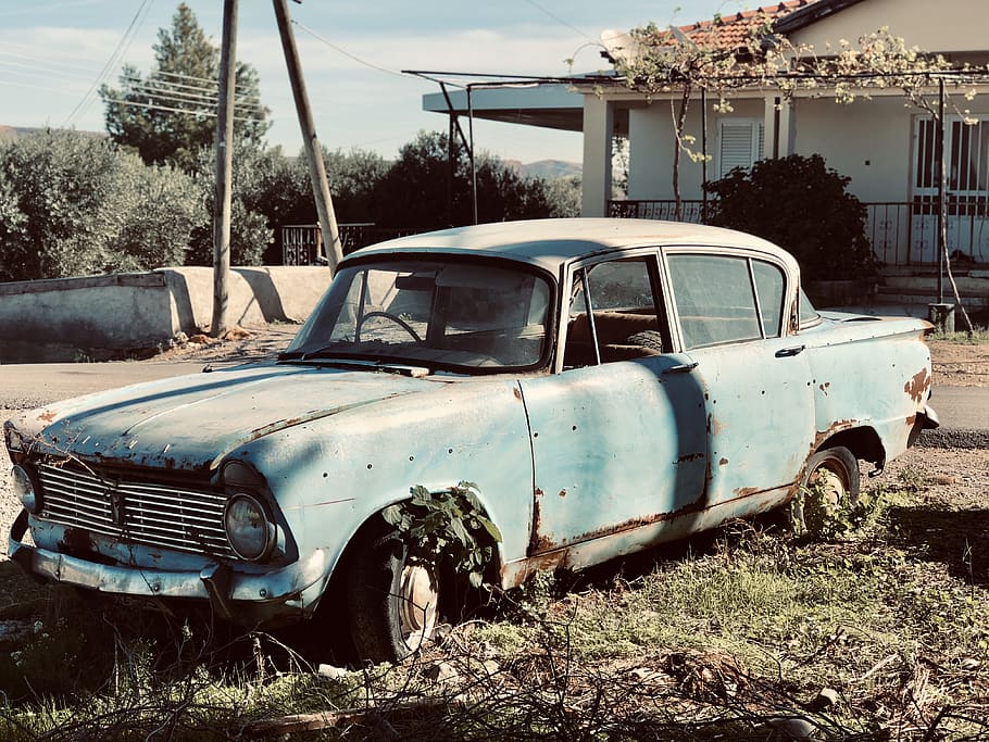 sedan blau, carretera sense nom, mevlevi, òxid, vehicle, cotxe, transport, automòbil, camió, offroad, pneumàtic, parabrisa, màquina, llum, carretera, faro, camioneta, edifici, grava, Carretera bruta, planta, vehicle terrestre, manera de transport, abandonat, arquitectura, vell, estil retro, dia, espatllat, cotxe d'època, estructura construïda, cap gent, rovellat, arbre, aixafar, exterior de l'edifici, deteriorament, arruïnat, 4K
