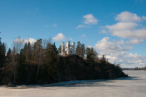 natura, albero, panoramico, cielo, viaggio, all'aperto, paesaggio, nessuno, il pittoresco, turismo, costa, foto panoramica, montagna, acqua, Golfo di Finlandia, Vyborg, mon repos, cappella, isola, morto, brina, mare, la neve, freddo, inverno, rocce, baia, isola deserta, paesaggio marino, Chiesa, tempio, cristianesimo, storia, religioso, attrattiva, cultura, monumento, Russia, ortodosso, ortodossia, costruzione, monumenti religiosi, nuvola - cielo, esterno dell'edificio, architettura, struttura costruita, pianta, giorno, luce del sole, religione, destinazioni di viaggio, spiritualità, scenics - natura, terra, luogo di culto, 4K, CC0, dominio pubblico, privo di copyright