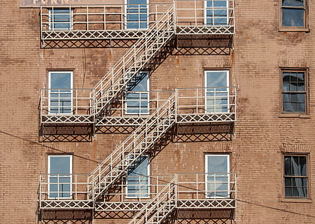 oheň, uniknout, b, budova, mrakodrap, nebe, retro, architektura, stavba, exteriér budovy, okno, požární schodiště, schodiště, den, zábradlí, schodiště a schodiště, nikdo, zeď, nízký úhel pohledu, cihlová zeď, cihlový, rezidenční čtvrti, kov, bezpečnost, nouzový východ, venku, byt, 5K, CC0, veřejná doména, bez autorských práv