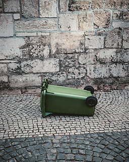 grüne Mülltonne, Pfad, Gehweg, Pflaster, Bürgersteig, Kopfsteinpflaster, Steinplatte, Backstein, Briefkasten, Loch, Wand, Terrasse, ablassen, öffentliches Postfach, Schiefer, Rost, Topf, Schutt, Wippe, gebaute Struktur, Wandbau - Funktion, die Architektur, Tag, Straße, keine Leute, Ziegelwand, draußen, Fußweg, alt, Gebäudehülle, Stadt, Muster, Steinwand, Nahansicht, grüne Farbe, Blumenmuster, 4K, CC0, gemeinfrei, lizenzfrei