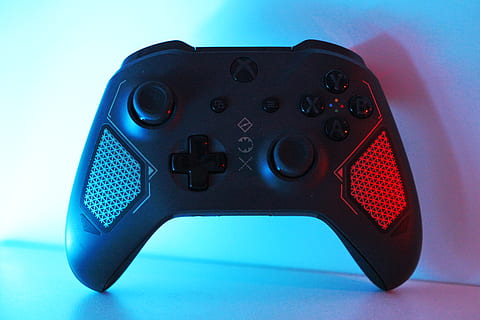 xbox, Regler, Technik, Spielen, Periphen, Farbton, Beleuchtung, Gradient, Blau, rot, Technologie, farbiger Hintergrund, drinnen, einzelnes Objekt, Studioaufnahme, Blauer Hintergrund, keine Leute, Nahansicht, Kommunikation, Verbindung, Ausrüstung, Kunst, Kultur und Unterhaltung, Wissenschaft, Vergrößerung, Videospiel, Steuerung, Gesundheitswesen und Medizin, türkisfarben, 5K, CC0, gemeinfrei, lizenzfrei