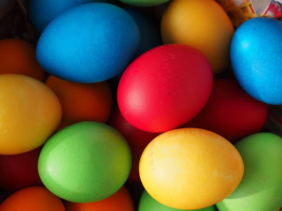 Ostereier, Ostereifarben, Farbe, Gelb, Orange, rot, Grün, Blau, bunt, Frohe Ostern, Osterei malen, farbig, Osterei, Ostergruß, Ostern, Osterdeko, Osterdekorationen, bunte Eier, hartgekocht, mehrfarbig, Urlaub, Feier, Vollbild, keine Leute, große gruppe von gegenständen, Nahansicht, Ei, Lebensmittel, Essen und Trinken, drinnen, Hintergründe, Variation, Stillleben, High Angle View, 4K