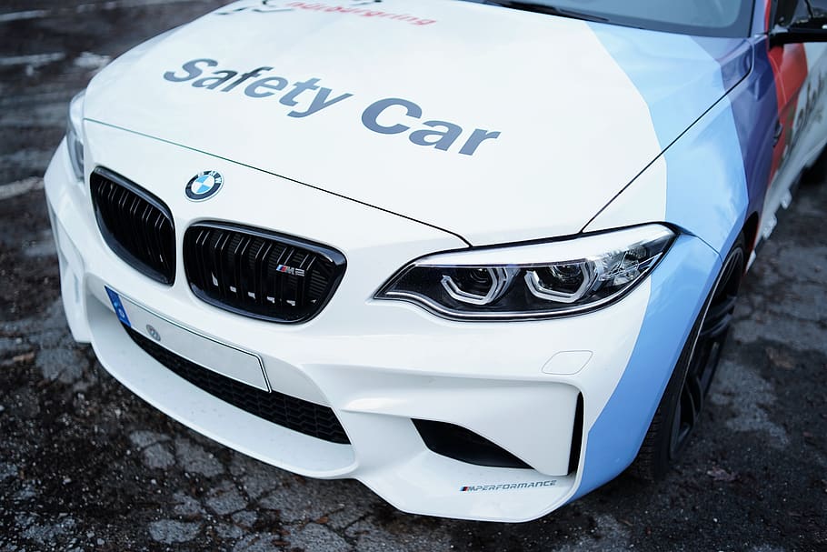 auto bianca in bmw, auto, mezzi di trasporto, automobile, veicolo, paraurti, auto sportiva, coupe, pneumatico, ruota, macchina, ha parlato, ruota in lega, ruota di automobile, macchina da corsa, bianca, luce, m prestazioni, m2, bmw m2, energia, modo di trasporto, veicolo a motore, veicolo terrestre, testo, giorno, nessuno, faro, avvicinamento, sceneggiatura occidentale, comunicazione, all'aperto, in stile retrò, vista dall'alto, stazionario, concentrarsi sulle conoscenze acquisite, cofano del veicolo, 5K
