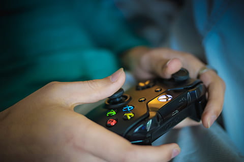 persoon, bezit, zwart, xbox controller, vervagen, toetsen, detailopname, controle, controleur, elektronisch, vermaak, handen, binnenshuis, modern, portable, technologie, draadloze, menselijke hand, hand-, echte mensen, menselijk lichaamsdeel, een persoon, mannen, selectieve aandacht, vrijetijdsbesteding, verbinding, levensstijlen, midsection, Draadloze technologie, communicatie, kind, focus op de voorgrond, druk op de knop, vinger, 5K, CC0, publiek domein, royaltyvrij