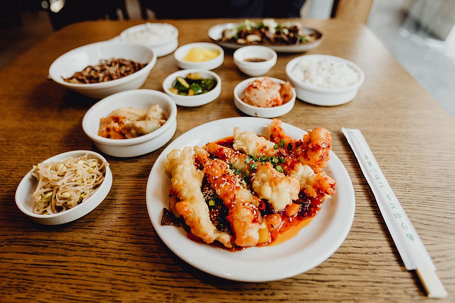 el millor, restaurant coreà, Varsovia, menjar, dinar, sopar, coreà, koreatown, restaurant, ssaeu kkanpunggi, menjar i beguda, taula, llest per menjar, frescor, alimentació saludable, placa, bol, benestar, vegetals, a l'interior, cap gent, vista d’angle alt, centrar-se en primer pla, material de fusta, mida de la porció, condiment, natura morta, menjar asiàtic, decorar, menjar xinès, vaixella, 5K