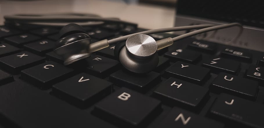 tastatur, computer, elektronik, computer hardware, hardware, computer tastatur, pc, mus, desktop, headset, hovedtelefoner, tape player, adapter, kop, kaffekop, elektrisk enhed, mikrofon, server, apparat, indendørs, teknologi, tæt på, meddelelse, ingen mennesker, computerudstyr, udstyr, musik, høj vinkel visning, fokus på forgrunden, kontrollere, tekst, stilleben, selektiv fokusering, forbindelse, fuld ramme, computer del, computer nøgle, 4K