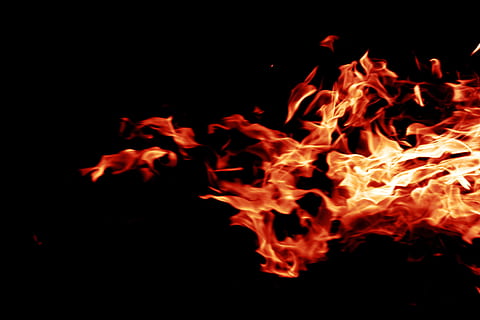 con2011, abstrakt, Hintergrund, wunderschönen, lodern, lodernd, brennen, Nahansicht, explodieren, Explosion, Feuer, Flamme, Hitze, heiß, Hitze - Temperatur, Verbrennung, Feuer - natürliches Phänomen, orange Farbe, schwarzer Hintergrund, Nacht-, Natur, keine Leute, Kommunikation, Bewegung, glühend, Zeichen, Warnschild, Inferno, Bewegungsunschärfe, Gelb, dunkel, Funken, 4K, CC0, gemeinfrei, lizenzfrei