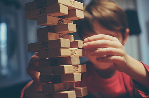 chlapec hraje jenga, volnočasové aktivity, jedna osoba, zásobník, skutečných lidí, muži, Zůstatek, hračka, zaměřit se na popředí, dětství, hospodářství, hračka blok, střela do hlavy, dítě, dospělý, hraní, relaxace, uvnitř, portrét, životního stylu, 4K, CC0, veřejná doména, bez autorských práv