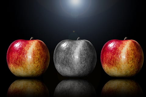 äpple, frukt, urval, speciellt, speciell funktion, unik, tro, unikhet, individualitet, excellent, Färg, atmosfär, humör, Attityd till livet, virvel, röra, lätthet, färgrik, flygande, vind, tillsammans, skärm, glädje, livslust, mångfald, många, mat och dryck, mat, äta nyttigt, välbefinnande, röd, friskhet, inomhus, äpple - frukt, grupp av objekt, fortfarande liv, svart bakgrund, studio skott, närbild, inget folk, sida vid sida, på rad, tre objekt, tabell, 5K, CC0, offentligt domän, royaltyfria
