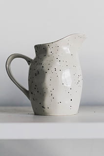 weißer Keramikkrug, drinnen, Essen und Trinken, Studioaufnahme, keine Leute, Stillleben, Nahansicht, weißer Hintergrund, Lebensmittel, Erfrischung, Tasse, Getränk, Wohlbefinden, Keramik, Frische, gesundes Essen, einzelnes Objekt, Container, weiße Farbe, Tabelle, Krug - Krug, Teetasse, Geschirr, 4K, CC0, gemeinfrei, lizenzfrei