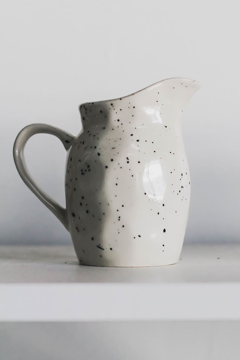weißer Keramikkrug, drinnen, Essen und Trinken, Studioaufnahme, keine Leute, Stillleben, Nahansicht, weißer Hintergrund, Lebensmittel, Erfrischung, Tasse, Getränk, Wohlbefinden, Keramik, Frische, gesundes Essen, einzelnes Objekt, Container, weiße Farbe, Tabelle, Krug - Krug, Teetasse, Geschirr, 4K
