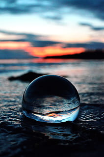chiaro, palla di vetro, riva, foto dell'obiettivo tilt shift, sfondo sfocato, avvicinamento, nuvole, sera, ora d'oro, h2o, paesaggio, natura, riflessi, cielo, sole, tramonto, acqua, sfera, nessuno, mare, messa a fuoco selettiva, bellezza nella natura, lungomare, riflessione, all'aperto, palla di cristallo, la tranquillità, forma, concentrarsi sulle conoscenze acquisite, forma geometrica, cerchio, livello di superficie, 4K, CC0, dominio pubblico, privo di copyright