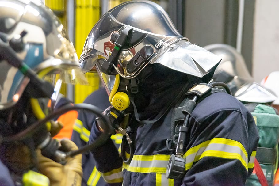 bomber, foc, exercici, casc, equipament, rescat, emergència, fum, calor, calenta, protecció, barreteria, roba de treball protectora, seguretat, roba, accidents i desastres, uniforme, ocupació, ocupació dels serveis d’emergència, casc de treball, senyal d'advertència, gent, treballador de rescat, signe, homes, coratge, comunicació, responsabilitat, mànega d'incendis, 5K