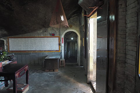 pavimentazione, pavimento, corridoio, cripta, in casa, interior design, mobilia, camera, pietra da lastrico, legna, alloggiamento, costruzione, tavolo, pub, compensato, veranda, prigione, ristorante, calcestruzzo, clinica, architettura, abbandonato, posto a sedere, struttura costruita, nessuno, vecchio, vuoto, Entrata, porta, danneggiato, obsoleto, corri giù, declino, sedia, arco, deterioramento, Casa, giorno, soffitto, rovinato, 4K, CC0, dominio pubblico, privo di copyright