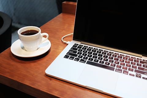 tænke, app, lave, skab, ui, kaffe, kontor, design, arbejde, cafe, bærbar, bord, trådløs teknologi, computer, teknologi, kop, meddelelse, krus, drikke, kaffekop, mad og drikke, kaffe - drikke, forfriskning, forbindelse, bærbar informationsenhed, indendørs, ingen mennesker, porcelæn, stilleben, underkop, tastatur, alkoholfri drikkevare, 4K, CC0, offentligt domæne, royaltyfrie