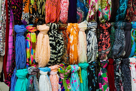 Mocadors multicolors, elecció, venda al detall, variació, mercat, multicolor, a la venda, gran grup d'objectes, cap gent, visualització al detall, penjant, Paradeta, botiga, tèxtil, negocis, abundància, col · lecció, venda, arranjament, roba, marc complet, consumisme, bufanda, ordre, 5K, CC0, domini públic, lliure de regalies