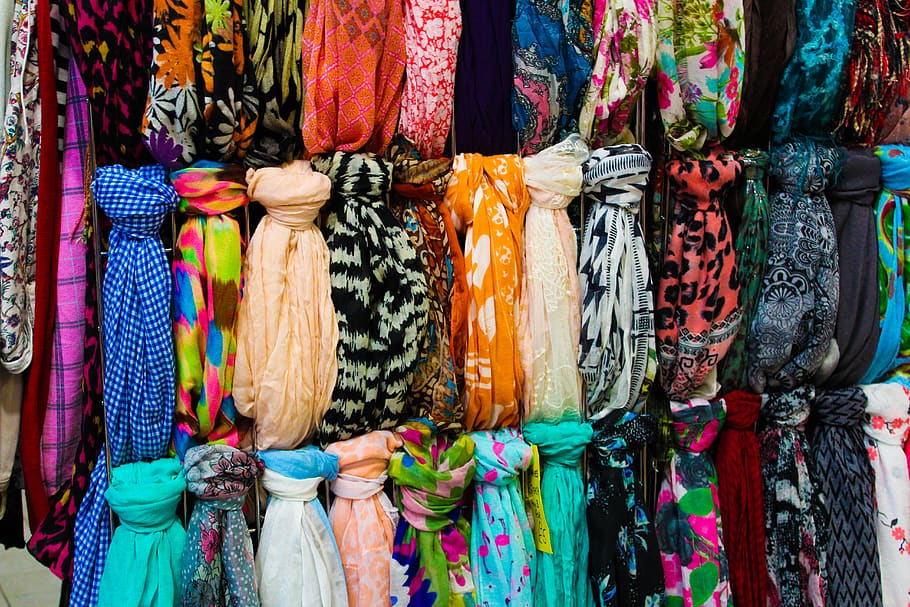 Mocadors multicolors, elecció, venda al detall, variació, mercat, multicolor, a la venda, gran grup d'objectes, cap gent, visualització al detall, penjant, Paradeta, botiga, tèxtil, negocis, abundància, col · lecció, venda, arranjament, roba, marc complet, consumisme, bufanda, ordre, 5K