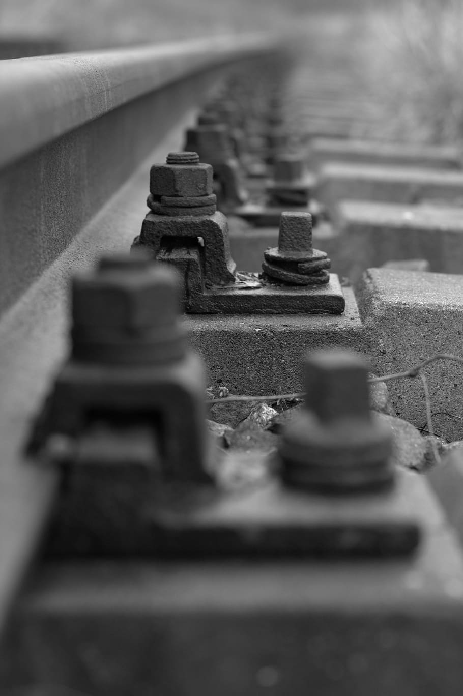 rail, llindar, cargol, ferro, acer, primer pla, ferrocarril, gleise, metall, vies del ferrocarril, llit de la pista, tren, pista, trànsit ferroviari, vies ferroviàries, enfocament selectiu, cap gent, jocs d’oci, en fila, cultura i entreteniment artístic, dia, relaxació, joc, estratègia, activitat d'oci, joc de taula, pern, femella - sostenidor, a l'aire lliure, Una peça d'escacs, escacs, arquitectura, connexió, nivell superficial, rei - escacs, 4K