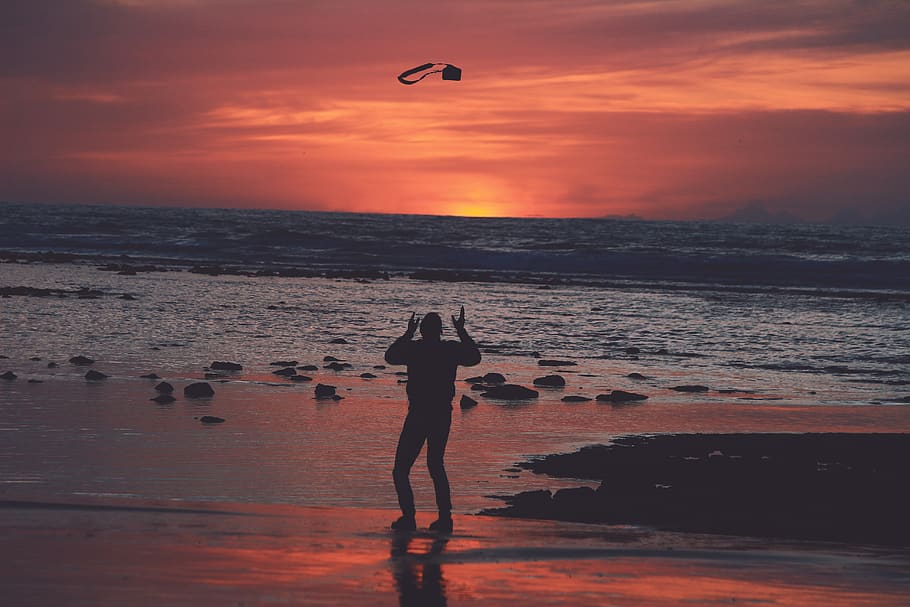 marroquí, asilah, càmera, posta de sol, platja, noi, dolç, home, Hola, moviment, volar, cànon, jo, sol, colorit, increïble, onades, taronja, vermell, aigua, mar, cel, bellesa a la natura, terra, persones reals, color taronja, silueta, escenics - natura, activitat d'oci, núvol - cel, estils de vida, naturalesa, una persona, de peu, longitud completa, horitzó sobre l’aigua, 5K