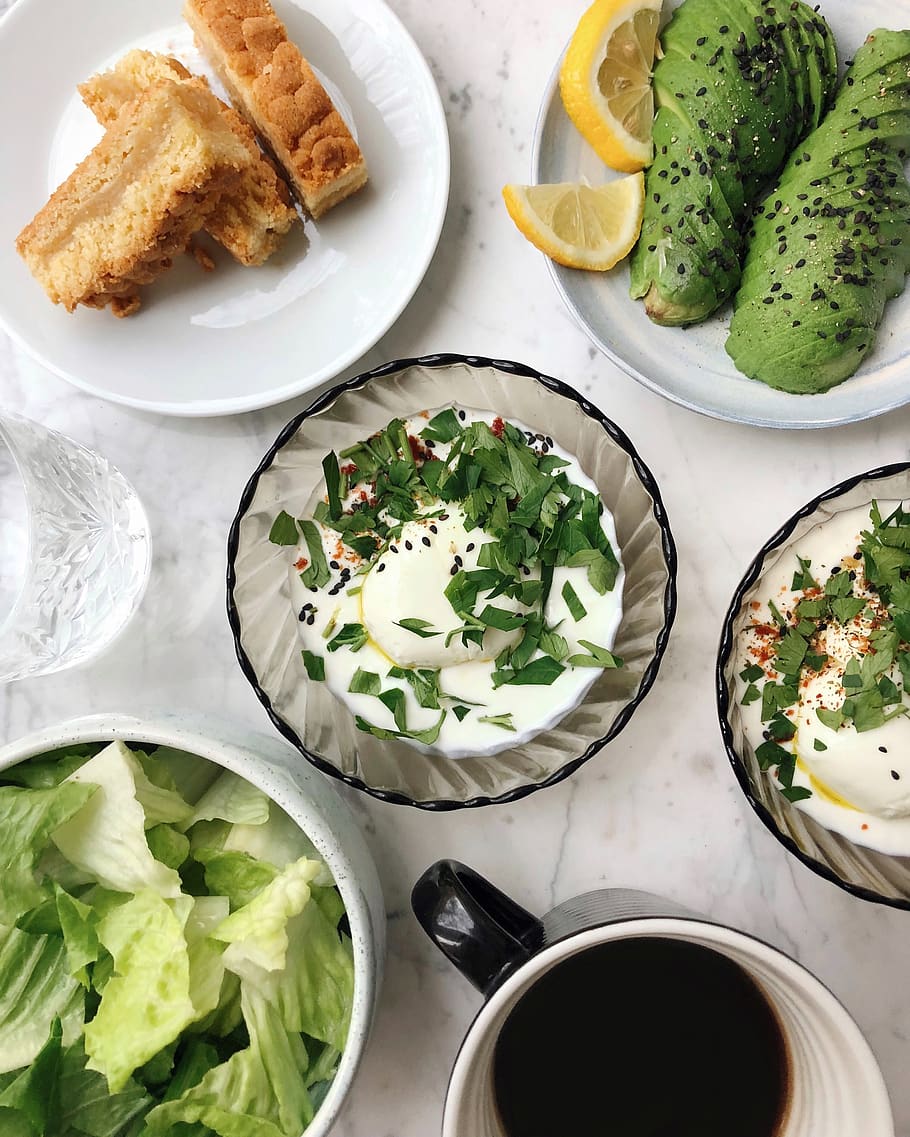 fotografia de menjar, rodanxes, enciam, àcid, salsa de crema, aperitiu, pa, formatge, primer pla, cuina, deliciós, dieta, menjar sa, menjar, fresc, verdures fresques, saludable, dieta saludable, carn, regust, plaques, amanida, saborós, verdures, menjar i beguda, frescor, alimentació saludable, llest per menjar, taula, benestar, placa, mida de la porció, cap gent, vista d’angle alt, bol, a l'interior, vegetals, natura morta, directament a sobre, immersió, esmorzar, 2K