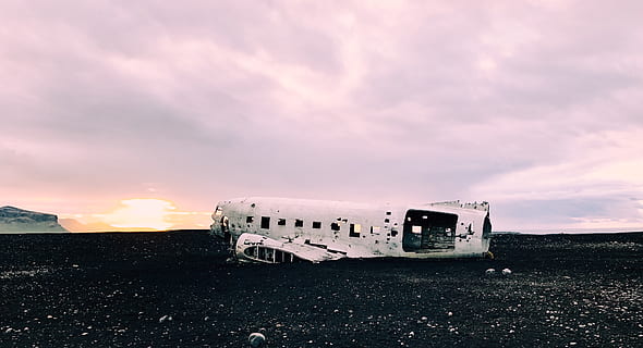 hvid flyvemaskine, båd, transportmidler, køretøj, island, sólheimasandur, solheimasandur flyvrag, fly, landing, færge, maskine, passagerfly, rumskib, beholder, fartøjer, skib, motor, militær, last, himmel, sky - himmel, transportform, forladt, solnedgang, rejse, krak, natur, forældet, gammel, beskadiget, luftfartøj, strand, historie, ingen mennesker, ødelagt, kørt ned, dårlig stand, forringelse, flåde, 4K, CC0, offentligt domæne, royaltyfrie