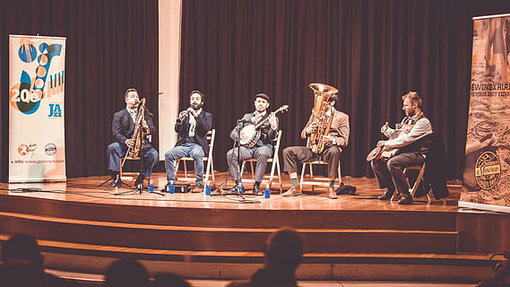 cinc, homes, jugant, instruments, etapa, persona, humà, gent, música, alaior, músic, espanya, intèrpret, guitarra, activitats de lleure, tuba, banya, eufonio, secció de llautó, instrument musical, saxòfon, es va asseure, cantar, públic, a l'interior, grup de persones, dones, escenari - espai de rendiment, assegut, adult, de peu, grup, mascles, grup mitjà de persones, cultura i entreteniment artístic, femelles, longitud completa, adult madur, rendiment, cortina, adult jove, homes madurs, 5K, CC0, domini públic, lliure de regalies