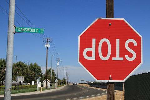 skilt, hold op, omvendt, vej, vejskilt, meddelelse, transportmidler, himmel, stopskilt, vejledning, tekst, natur, skyfri himmel, dag, by, blå, ingen mennesker, vestlige script, advarselsskilt, gade, rød, Information, udendørs, trafikpil tegn, 5K, CC0, offentligt domæne, royaltyfrie