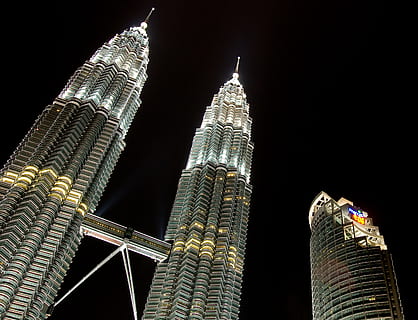 petronas tårn, tårn, arkitektur, Spir, bygning, by, høj stigning, by-, kontorbygning, metropol, malaysia, KLCC, kuala lumpur, petronas kuaslalumpur bygning nighjt tårn tvilling malaysia lys højt, klcc kualalumpur nat malaysia bygning petronas nat, skyskraber, fodgænger, condo, boliger, bygget struktur, bygning udvendig, nat, kontorbygning udvendig, høj - høj, lav vinkel visning, belyst, ingen mennesker, kontor, moderne, rejsemål, by skyline, himmel, finansdistrikt, luksus, 2K, CC0, offentligt domæne, royaltyfrie