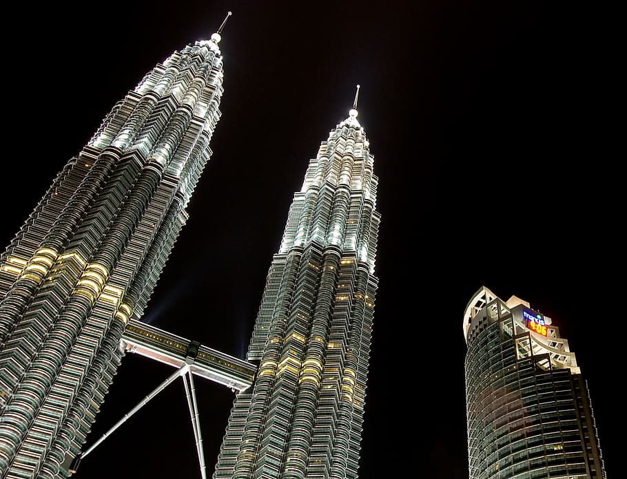 torre petronas, torre, arquitectura, campanar, fletxa, edifici, ciutat, de gran alçada, urbà, edifici d'oficines, metròpolis, Malàisia, klcc, kuala lumpur, petronas kuaslalumpur edifici nighjt tower twin malaysia light high, klcc kualalumpur nit malàisia construint petronas nit, gratacels, vianants, condomini, habitatge, estructura construïda, exterior de l'edifici, nit, exterior d’edifici d’oficines, alta - alta, vista d’angle baix, il·luminat, cap gent, oficina, modern, destinacions de viatge, horitzó urbà, cel, districte financer, luxe, 2K