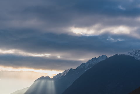 Schneekappenberge, Himmel, wolke - himmel, Schönheit in der Natur, Szenen - Natur, Berg, Gebirge, ruhige Szene, kalte Temperatur, Ruhe, Schnee, Natur, Winter, Umgebung, Nicht-städtische Szene, idyllisch, Landschaft, keine Leute, Sonnenuntergang, Sonnenstrahl, Gipfel, schneebedeckter Berg, draußen, 5K, CC0, gemeinfrei, lizenzfrei