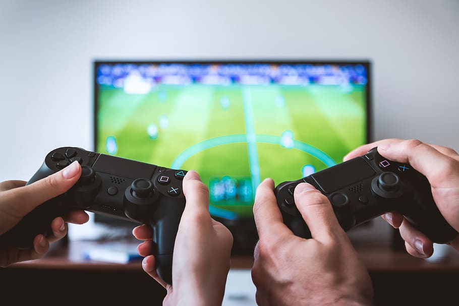dos, persona, jugant, sony ps4, ps4, borrós, primer pla, dispositiu, electrònica, focus, joc, controlador de jocs, gamepad, jocs, mans, pasatemps, oci, jugar, jugadors, playstation, pantalla, tecnologia, videojoc, sense fils, mà humana, mà, part del cos humà, tecnologia sense fils, cultura i entreteniment artístic, celebració, comunicació, esport, grup de persones, activitat d'oci, televisor, gent, futbol, a l'interior, centrar-se en primer pla, persones reals, esport d’equip, connexió, mirant la televisió, mirant, extremitat humana, rodatge, 4K