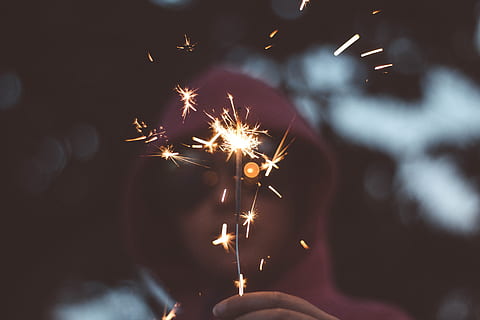 hoodie ungu, percikan, kembang api, sparkler, diterangi, budaya seni dan hiburan, perayaan, pembakaran, bersinar, gerakan, peristiwa, pertunjukan kembang api, gerakan kabur, objek buatan kembang api, memegang, malam, tangan, paparan panjang, tangan manusia, bunga api, api, bagian tubuh manusia, di luar rumah, malam tahun baru, jari, 5K, CC0, domain publik, bebas royalti