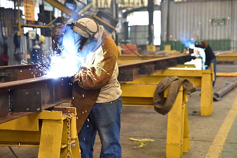 labora, sudor, muncă, instrument, mănuși, masca, macat, metal, metalurgie, fier, lucru, industrie, costume de lucru de protecție, ocupaţie, protecţie, oameni adevărați, industria metalurgică, trei sferturi de lungime, bărbați, scântei, mişcare, o persoana, temperatura - temperatură, Siguranță, fabrică, fumul - structura fizică, iluminat, sudare, 5K, CC0, domeniu public, fără drepturi de autor