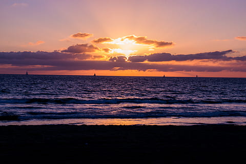foto lato spiaggia, tramonto, spiaggia, nuvole, alba, sera, paesaggio, natura, oceano, riflessione, mare, paesaggio marino, riva del mare, staglia, cielo, estate, sole, acqua, onde, bellezza nella natura, scenics - natura, nuvola - cielo, orizzonte, orizzonte sull'acqua, la tranquillità, terra, scena tranquilla, colore arancione, idilliaco, onda, raggio di sole, nessuno, all'aperto, 5K, CC0, dominio pubblico, privo di copyright