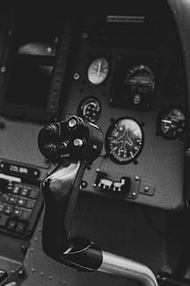 controller del piano nero, tecnologia, avvicinamento, numero, macchinario, in casa, comunicazione, nessuno, attrezzatura, testo, controllo, connessione, interno del veicolo, cabina di pilotaggio, in stile retrò, parte della macchina, veicolo aereo, telefono, pannello di controllo, modo di trasporto, 5K, CC0, dominio pubblico, privo di copyright