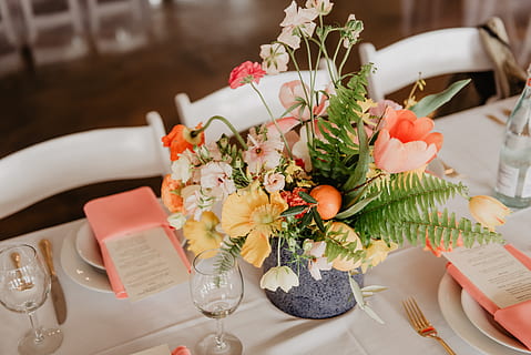 assorteret, blomster, bord, smukke blomster, farverig, bestik, spisning, aftensmad, begivenhed, blomster arrangement, gaffel, indendørs, kniv, frokost, måltid, menu, serviet, parti, sted indstilling, plade, reception, restaurant, bordsservietter, bordindstilling, dug, bordservice, bryllup, vinglas, blomst, blomstrende plante, plante, friskhed, natur, fest, dekoration, mad og drikke, høj vinkel visning, buket, indstilling, ingen mennesker, stilleben, mad, vase, glas, blomsterhoved, 5K